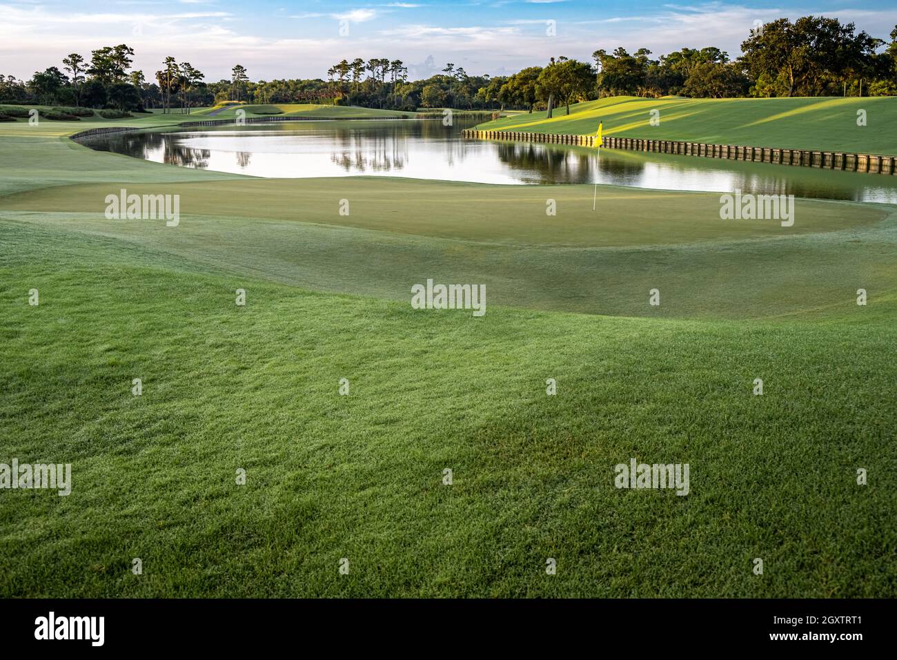 Sunrise view of the 18th green at the TPC Sawgrass Stadium Course, home of THE PLAYERS golf tournament in Ponte Vedra Beach, Florida. (USA) Stock Photo
