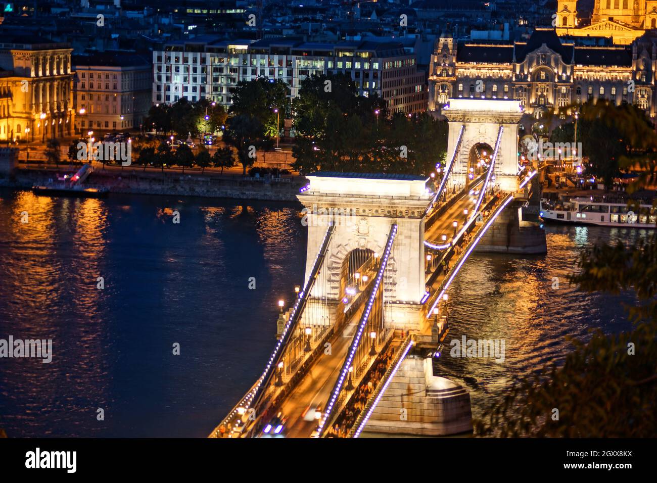 Szechenyi Chain Bridge night view (Budapest, Hungary). Shooting Location:  Hungary, Budapest Stock Photo - Alamy