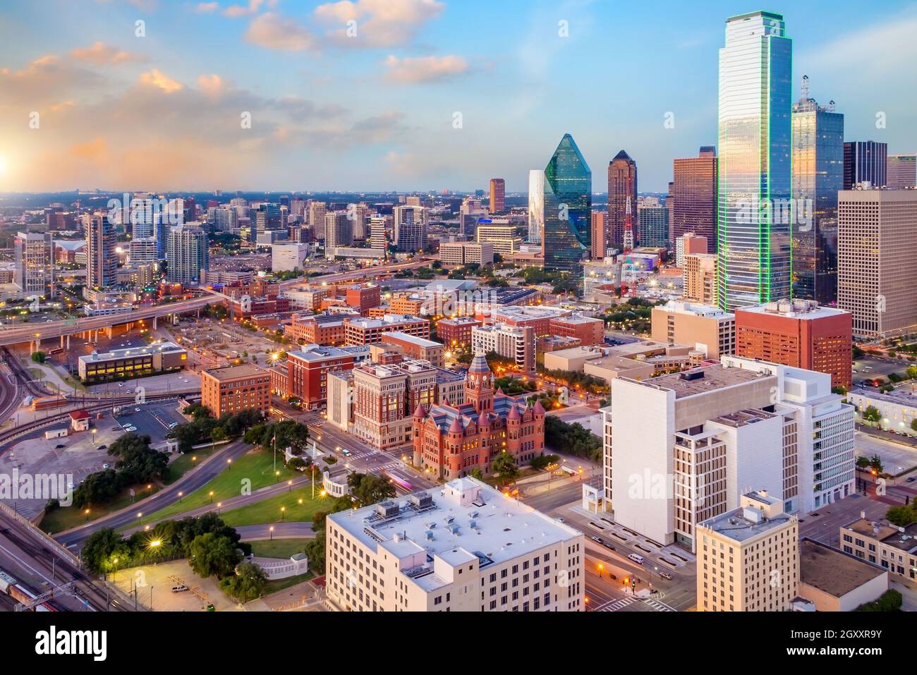 Usa texas dallas skyline at sunset hi-res stock photography and images ...