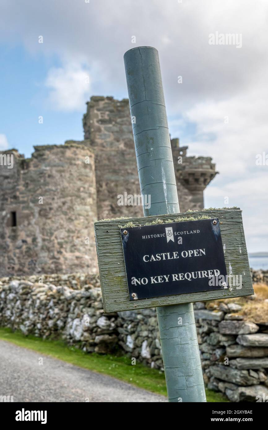 A Historic Scotland sign reads Castle Open No Key Required at Muness Castle on Unst, Shetland. Stock Photo