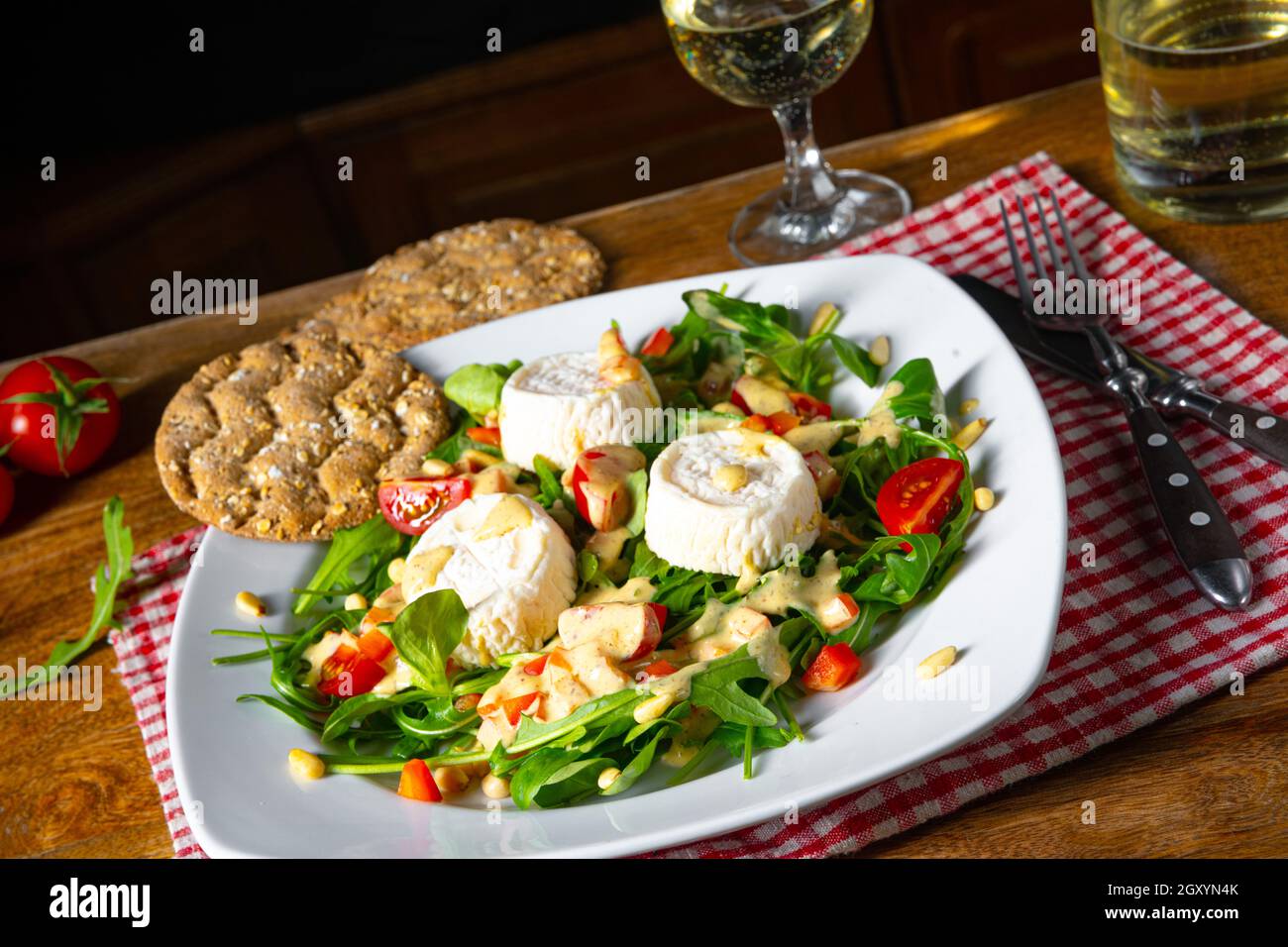 Rocket salad with goat cheese and honey dressing Stock Photo Alamy