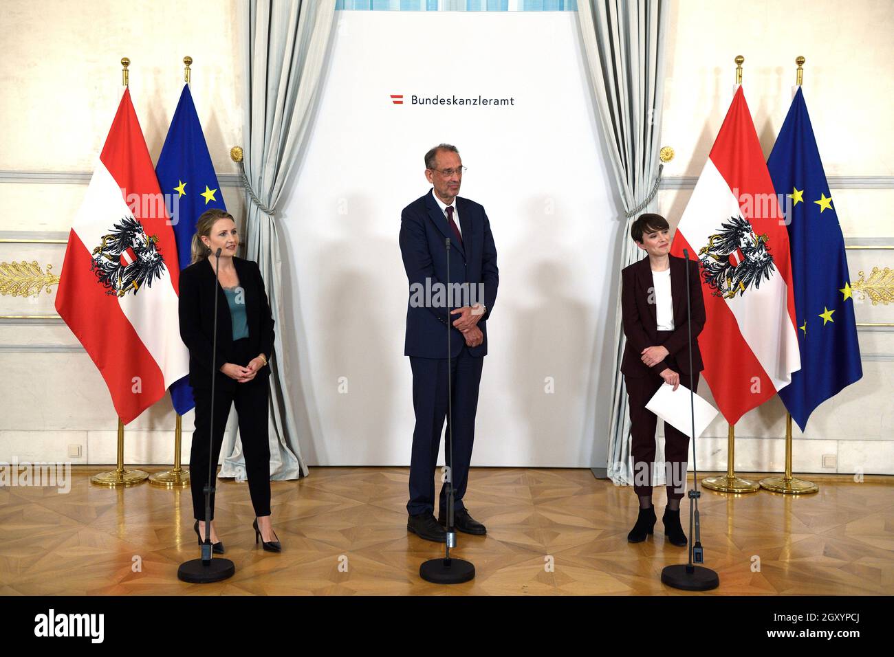 Vienna, Austria. 06th Oct, 2021. Doorstep after the Council of Ministers in the Federal Chancellery with (L to R)  Susanne Raab, Federal Minister for Women and Integration in the Federal Chancellery (ÖVP), Minister of Education Heinz Fassmann (ÖVP) and Club chairwoman Sigrid Maurer of the Greens.    Credit: Franz Perc/Alamy Live News Stock Photo
