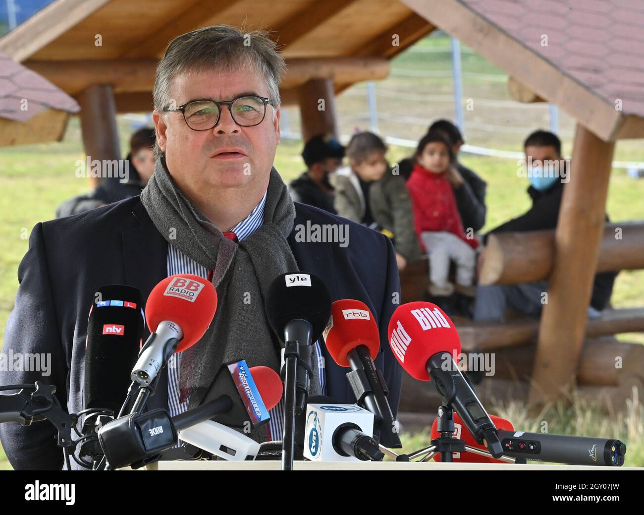 06 October 2021, Brandenburg, Eisenhüttenstadt: Olaf Jansen, head of the Central Foreigners Authority of Brandenburg, speaks at a press conference at the Central Initial Reception Facility for Asylum Seekers (ZABH) of the state of Brandenburg. In the wake of the significant increase in the registration of migrants in Brandenburg, the Minister of the Interior of Brandenburg, Stübgen (CDU), informed himself about the current situation on site. Photo: Patrick Pleul/dpa-Zentralbild/ZB Stock Photo