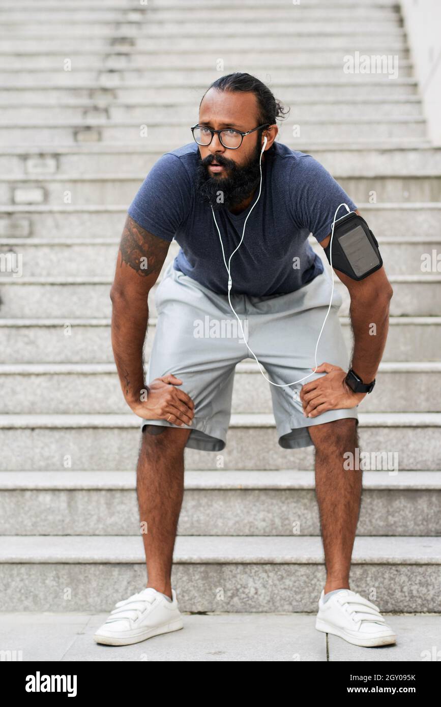 Hands on knees exhausted hi-res stock photography and images - Alamy
