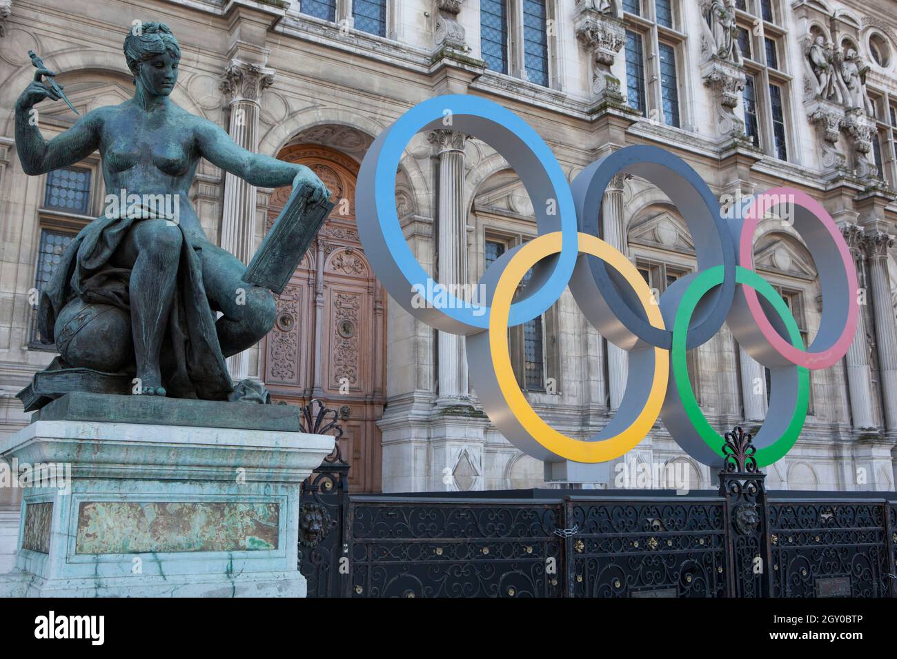 Paris, France, 4 October 2021: outside the Hotel de Ville in central Paris the Olympic rings are on display in celebration of the city being host to the Summer 2024 Olympic Games. Anna Watson/Alamy Live News Stock Photo