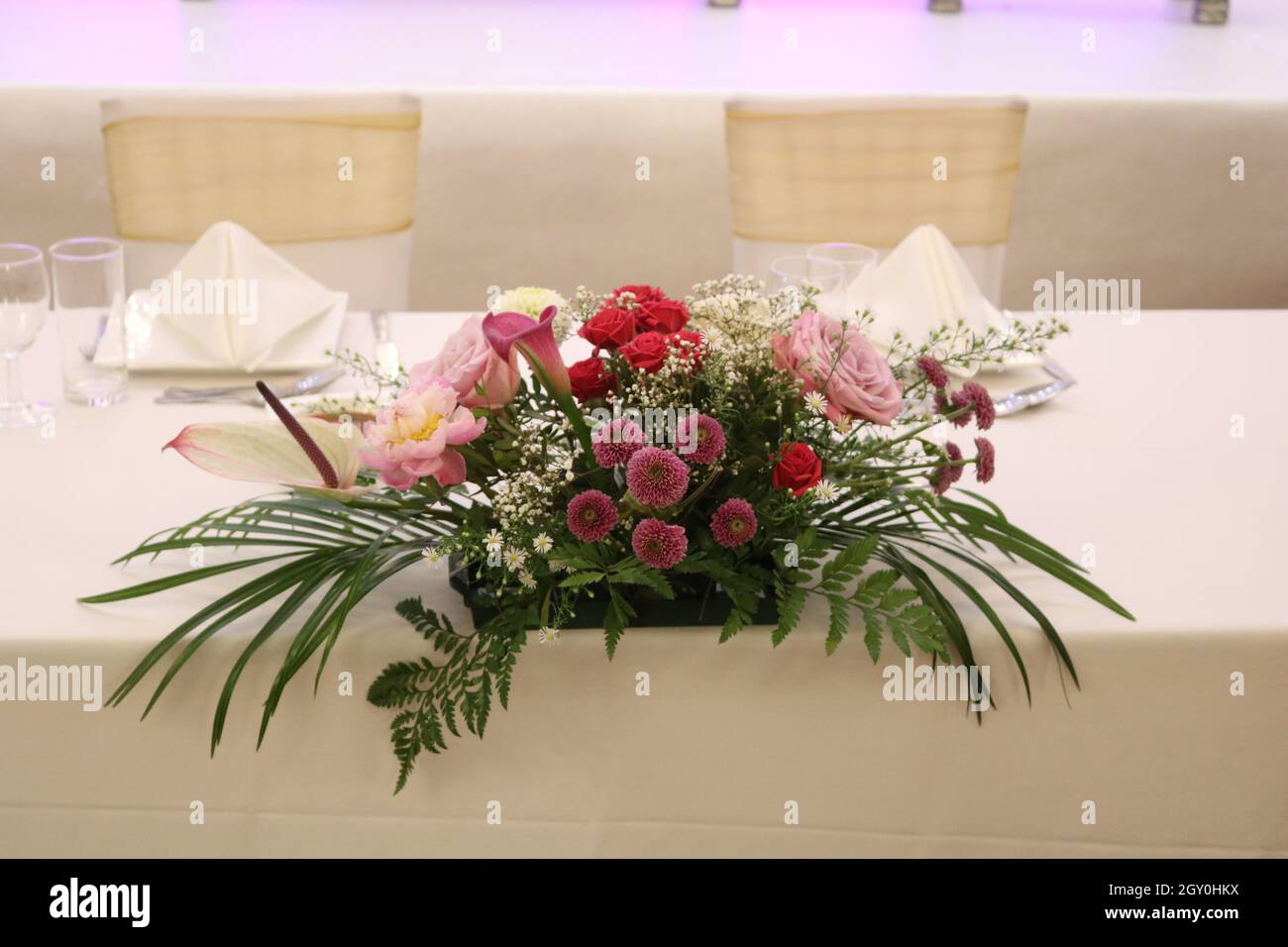 wedding table decoration flowers Stock Photo - Alamy