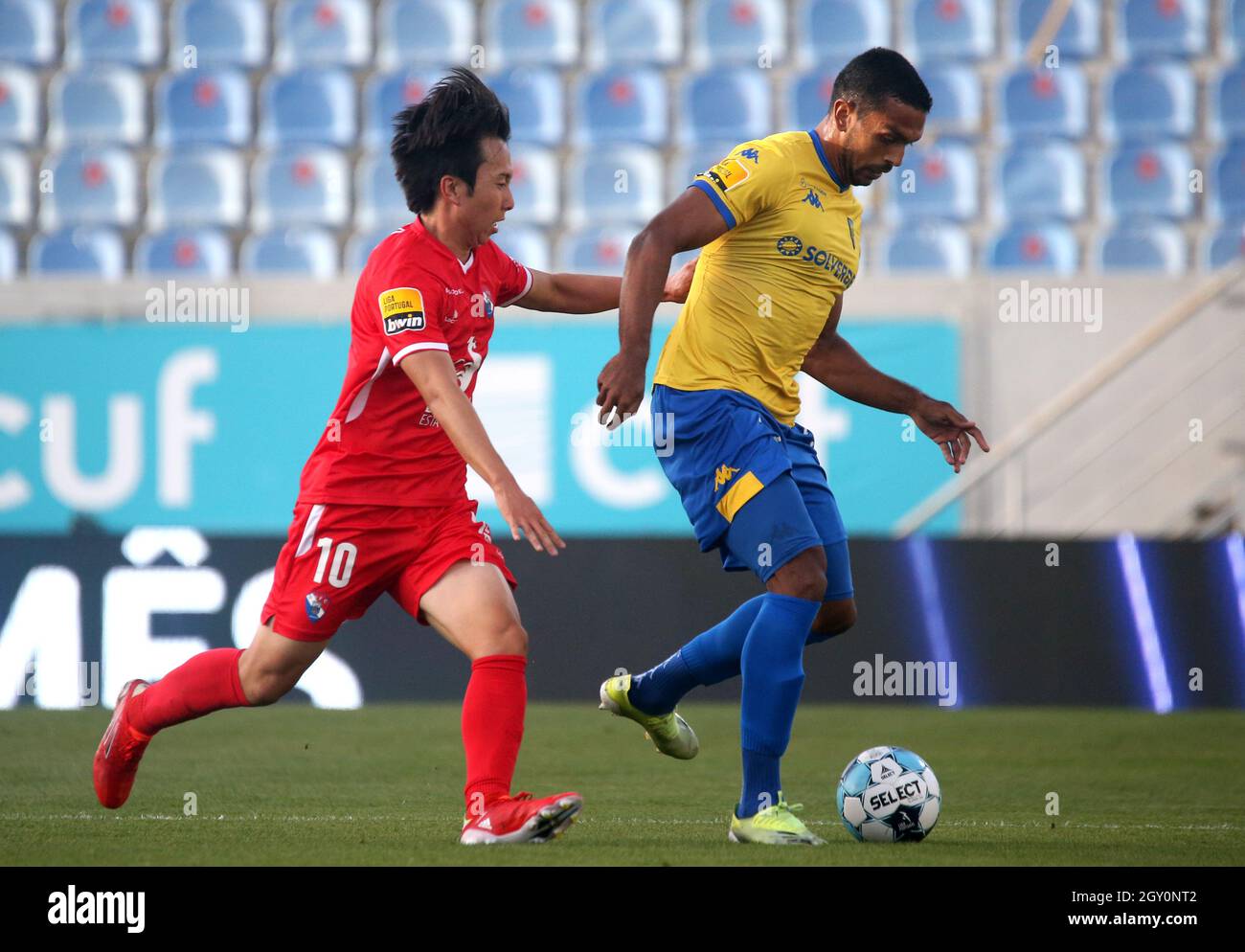 ESTORIL, PORTUGAL - OCTOBER 03: Kanya Fujimoto of Gil Vicente FC competes  for the ball with Lucas Áfrico of GD Estoril Praia ,during the Liga  Portugal Bwin match between GD Estoril Praia