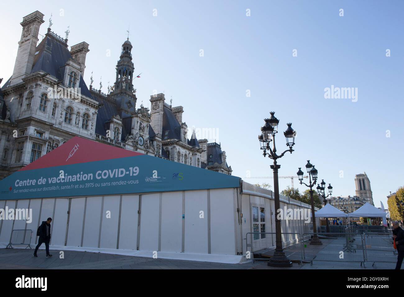 Paris, France, 4 October 2021: A vaccination centre has been set up outside the Hotel de Ville in central Paris, housed in a large marquee. Anna Watson/Alamy Live News Stock Photo