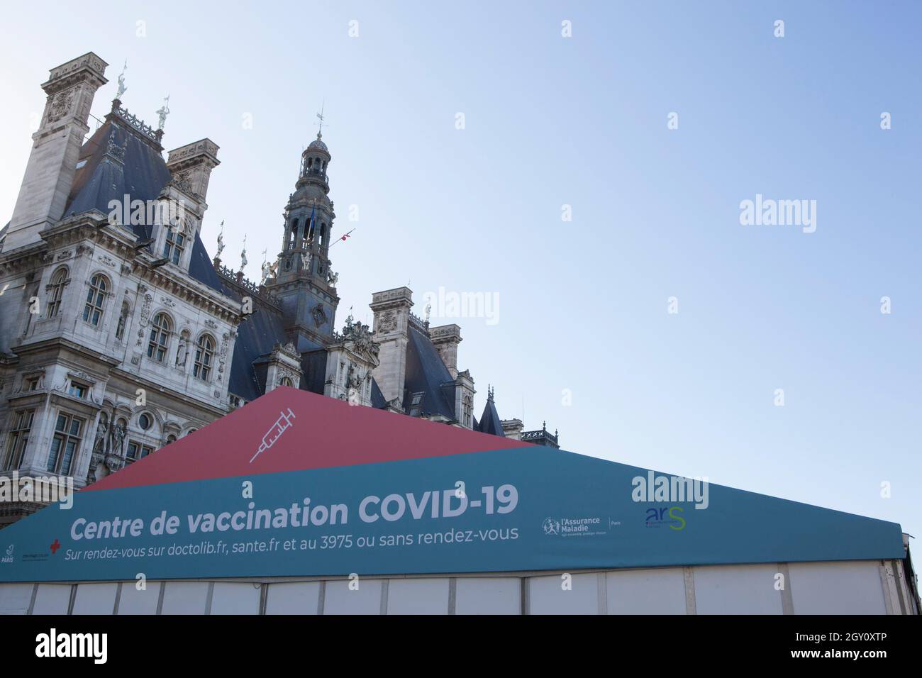 Paris, France, 4 October 2021: A vaccination centre has been set up outside the Hotel de Ville in central Paris, housed in a large marquee. Anna Watson/Alamy Live News Stock Photo