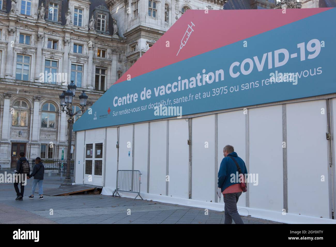 Paris, France, 4 October 2021: A vaccination centre has been set up outside the Hotel de Ville in central Paris, housed in a large marquee. Anna Watson/Alamy Live News Stock Photo