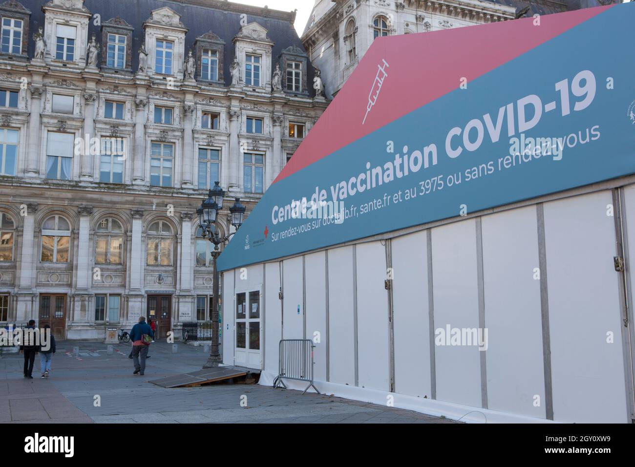 Paris, France, 4 October 2021: A vaccination centre has been set up outside the Hotel de Ville in central Paris, housed in a large marquee. Anna Watson/Alamy Live News Stock Photo