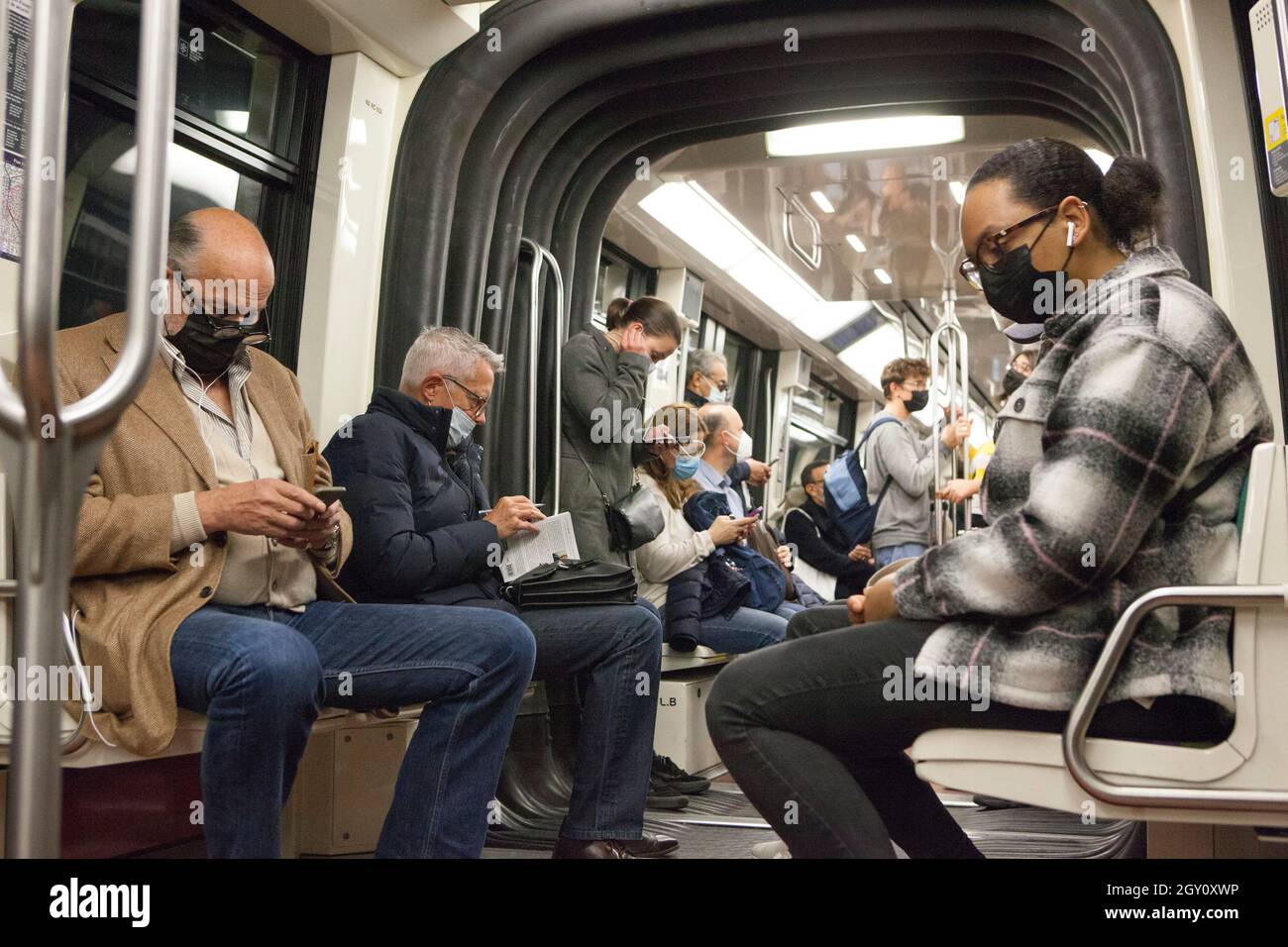 Paris, France 4 October 2021: It is compulsory to wear a face mask on pubic transport in France. Compliance is high on the Paris Metro system, around 99% from this photographer's experience. Anna Watson/Alamy Live News Stock Photo