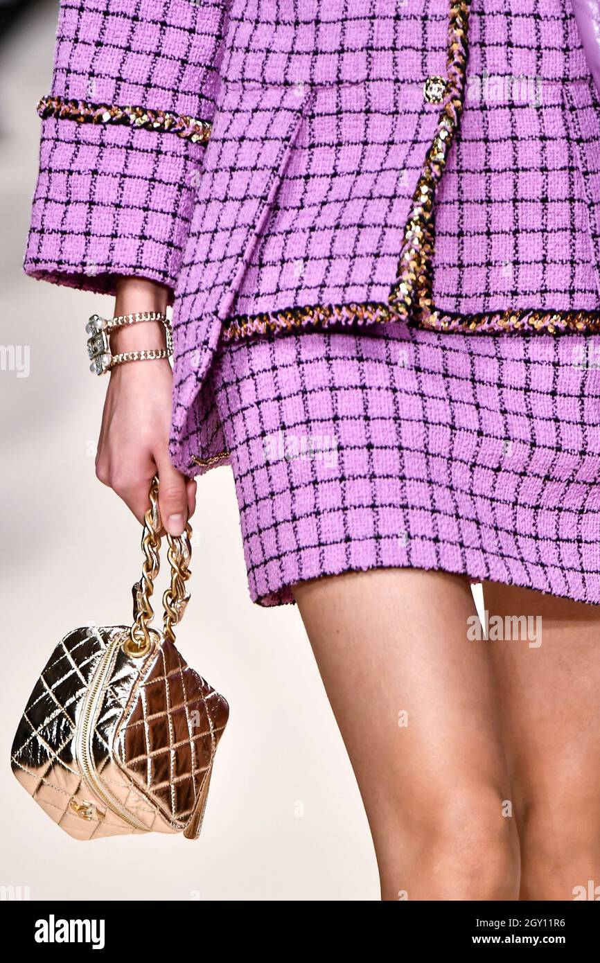 Details, accessories, handbags and shoes on the runway at the