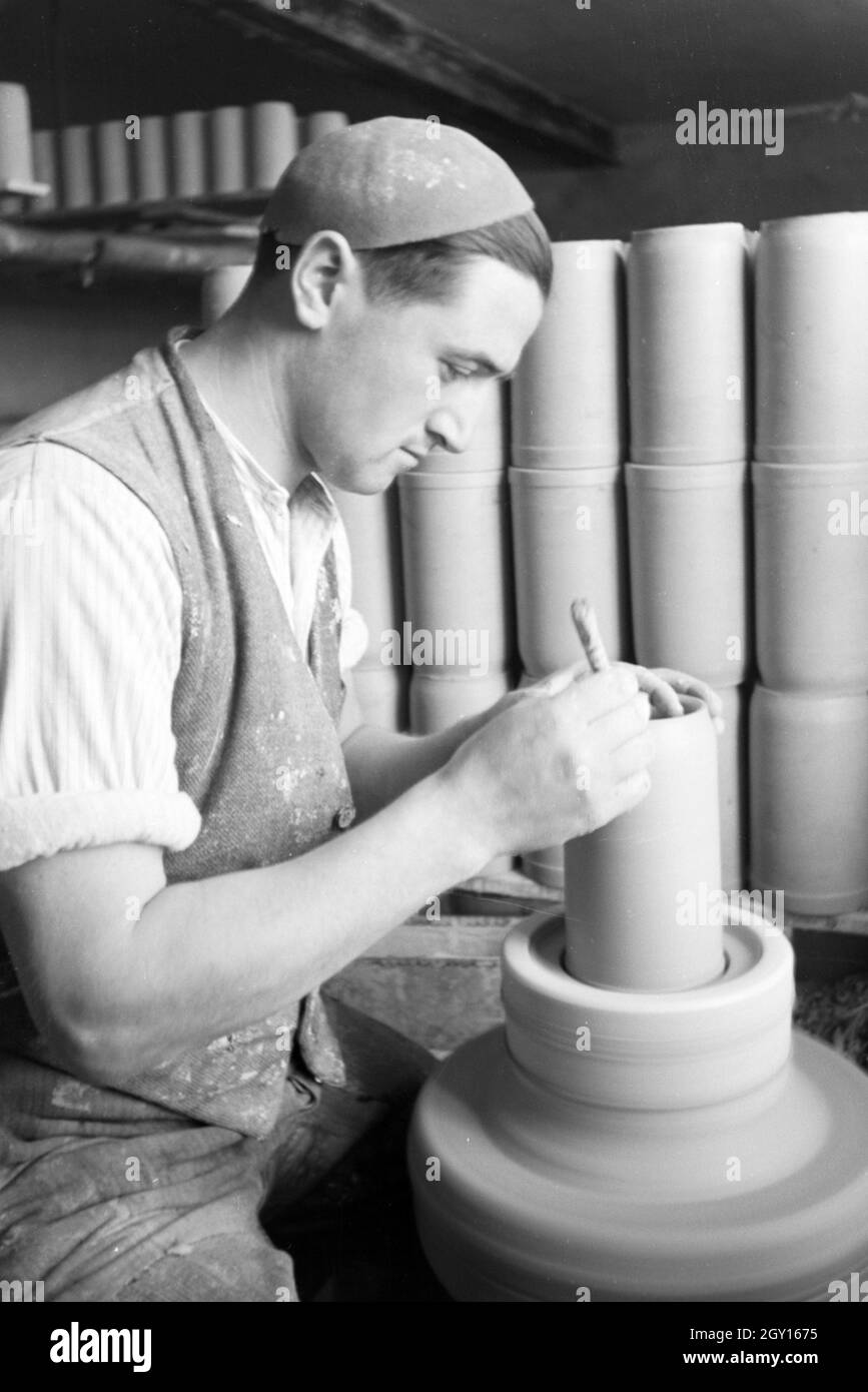 Ein Töpfermeister Bei Der Produktion Von Humpen An Der Töpferscheibe Im  Kannenbäckerland, Deutschland 1930Er Jahre. A Master Potter Working On Beer  Steins With The Pottery Wheel In The Kannenbäckerland, Germany 1930S Stock