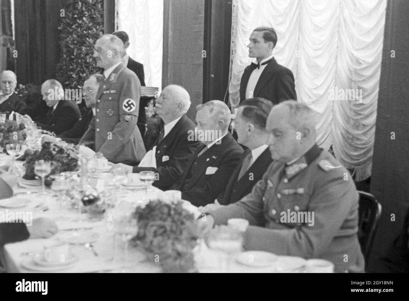 Redner beim Festessen nach der Dieselfeier im MAN Werk in Augsburg an, Deutschland 1930er Jahre. Speaker at the banquet after the Diesel anniversary ceremonial act at the MAN factory at Augsburg, Germany 1930s. Stock Photo