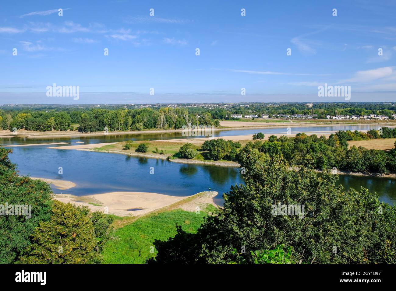 Frankreich, Saint-Florent-le-Vieil, 12.09.2021: Blick auf zwei Flussarme der Loire vom kleinen Ort Saint-Florent-le-Vieil in der franzoesischen Gemein Stock Photo