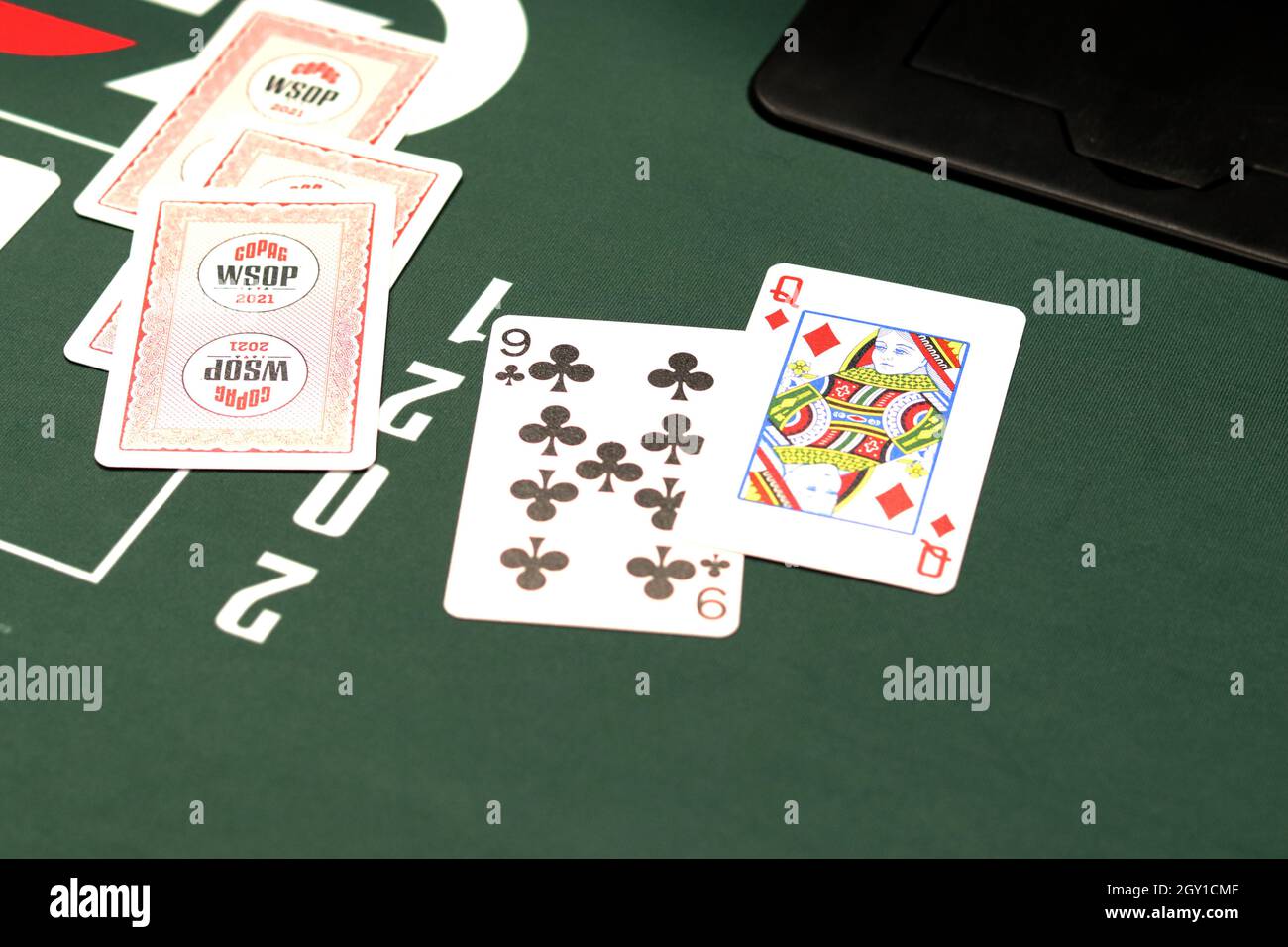 Professioneller Poker-Tisch mit Chips und Karten, ähnlich dem Ambiente bei NV Casino Poker