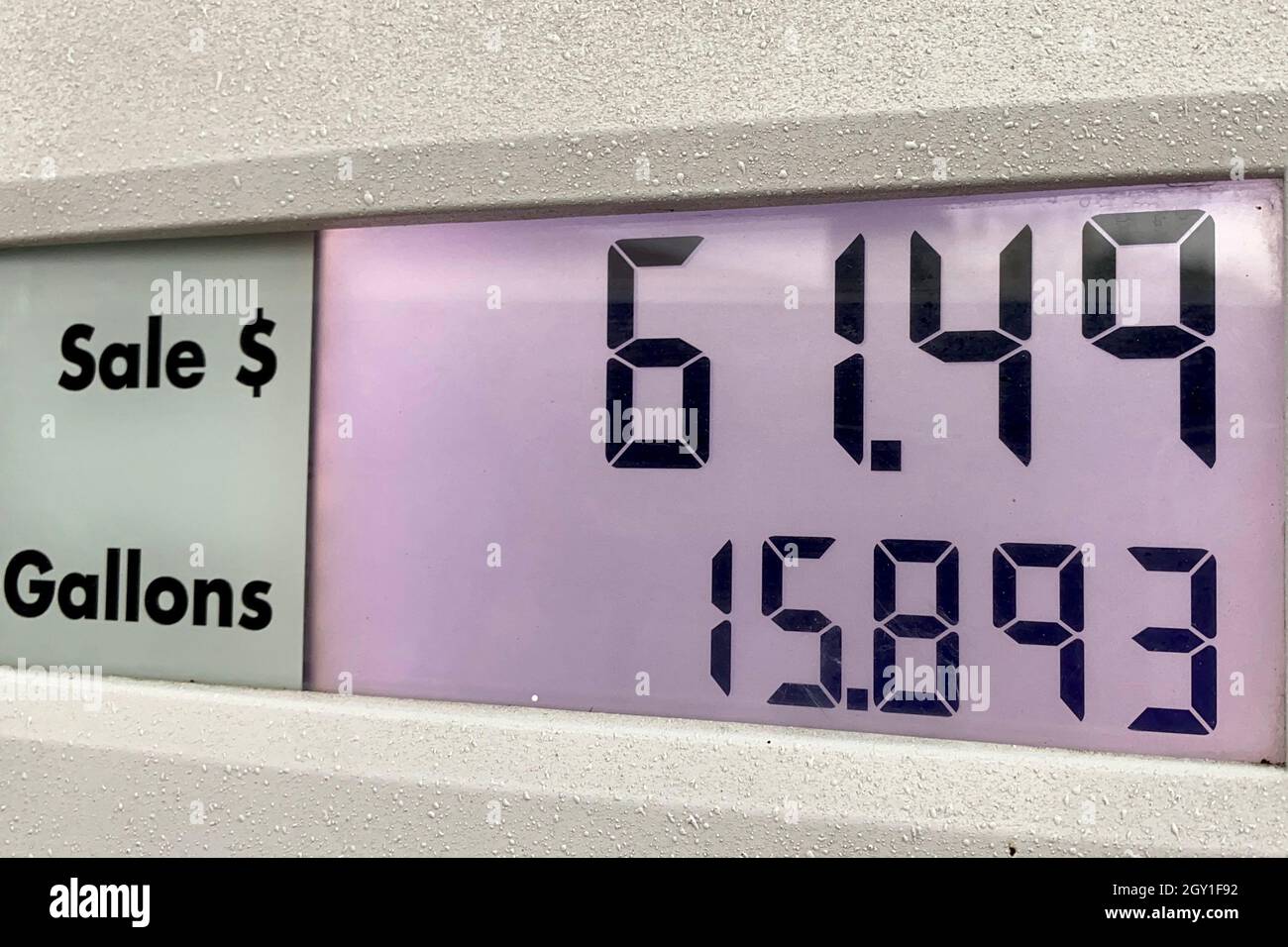 Total at the gas pump - price to fill up an SUV at $3.869 per gallon in suburban Chicago Stock Photo