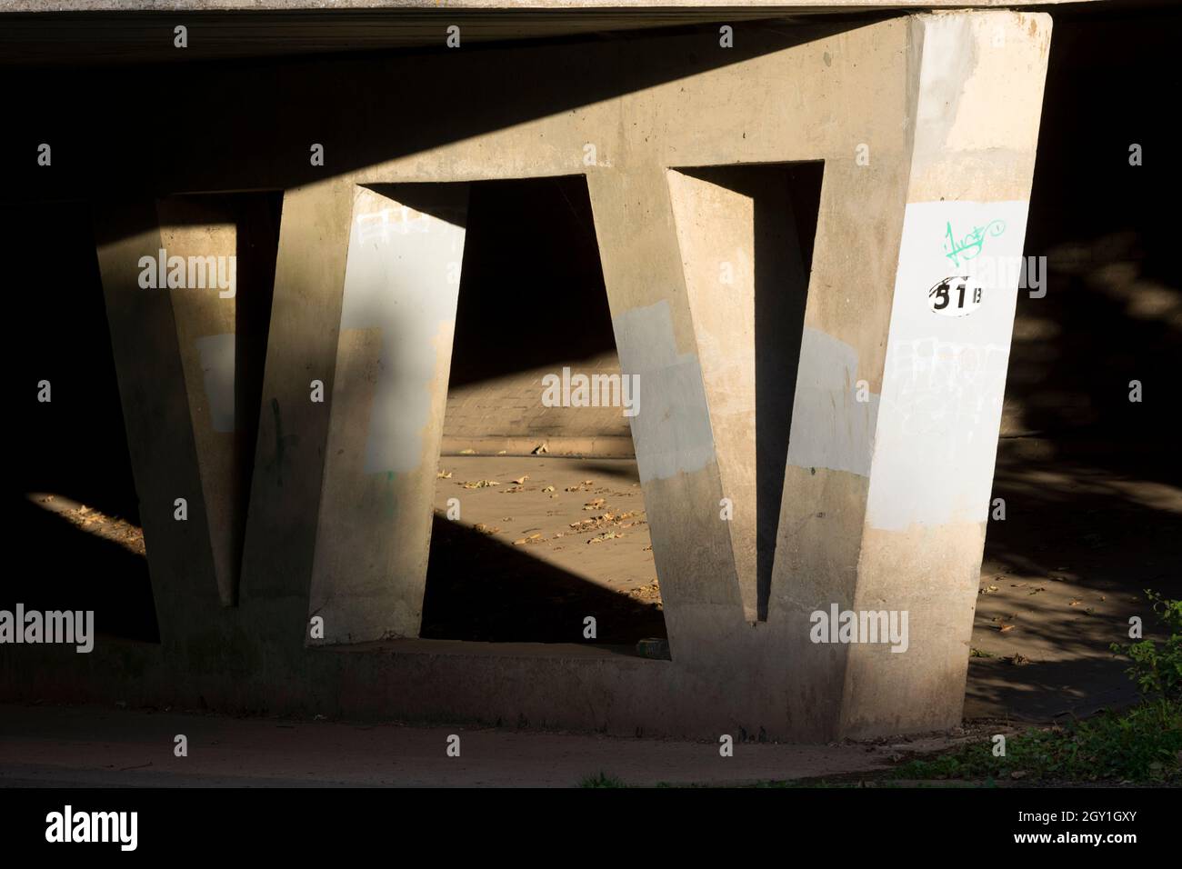 Concrete bridge supports, A46 road crossing the Grand Union Canal, Warwick, Warwickshire, UK Stock Photo