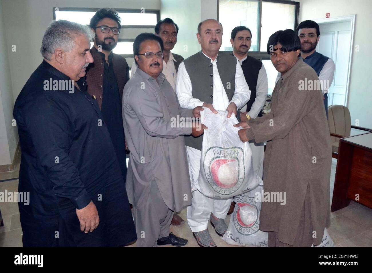 Hilal Ahmer Balochistan Chairman, Bari Baraich distributing ration packs among staff members during ration distribution ceremony held at Quetta press club on Wednesday, October 06, 2021. Stock Photo