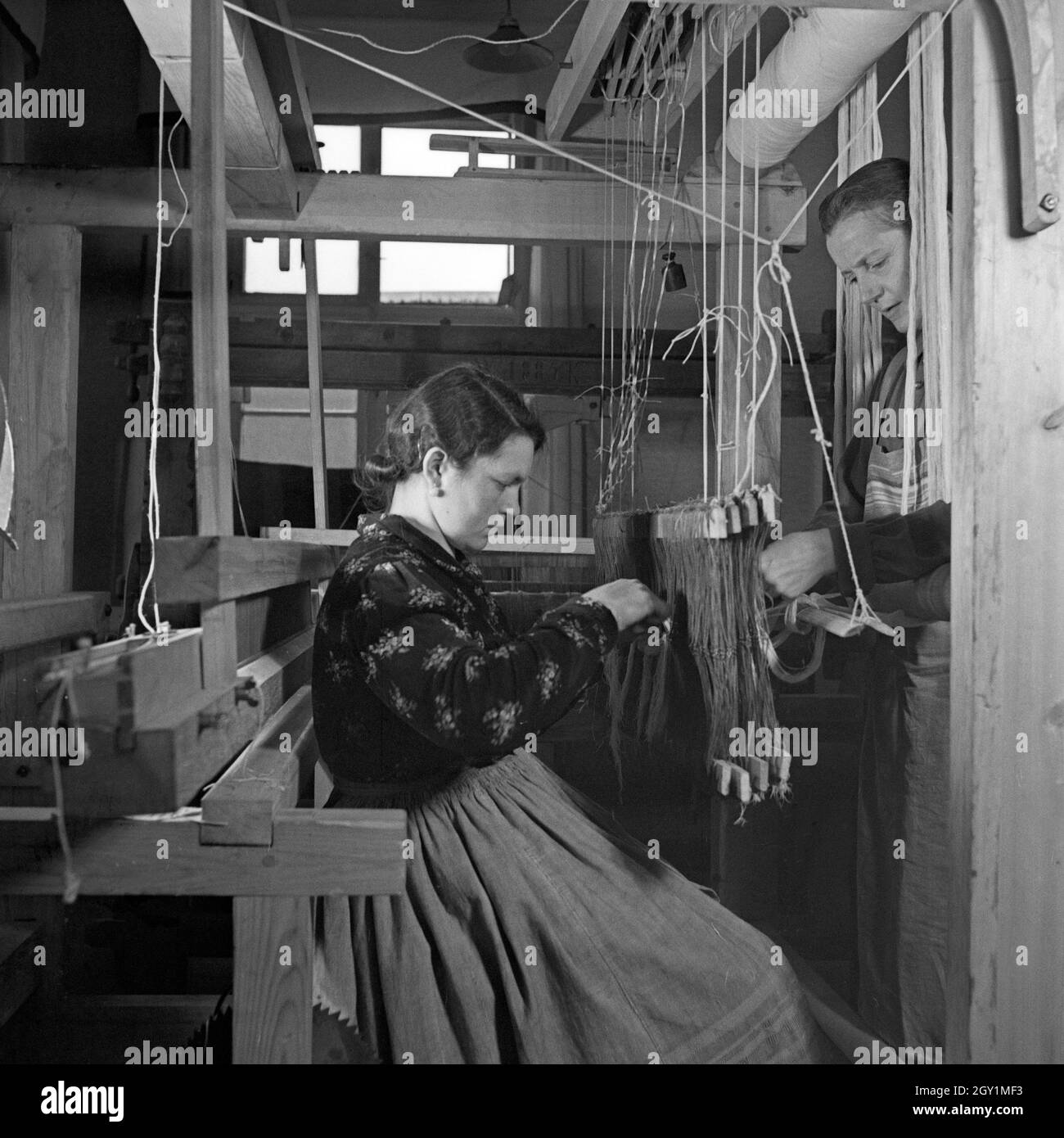 Zwei Frauen an einem stuhl in der schule Sommerfeld in der