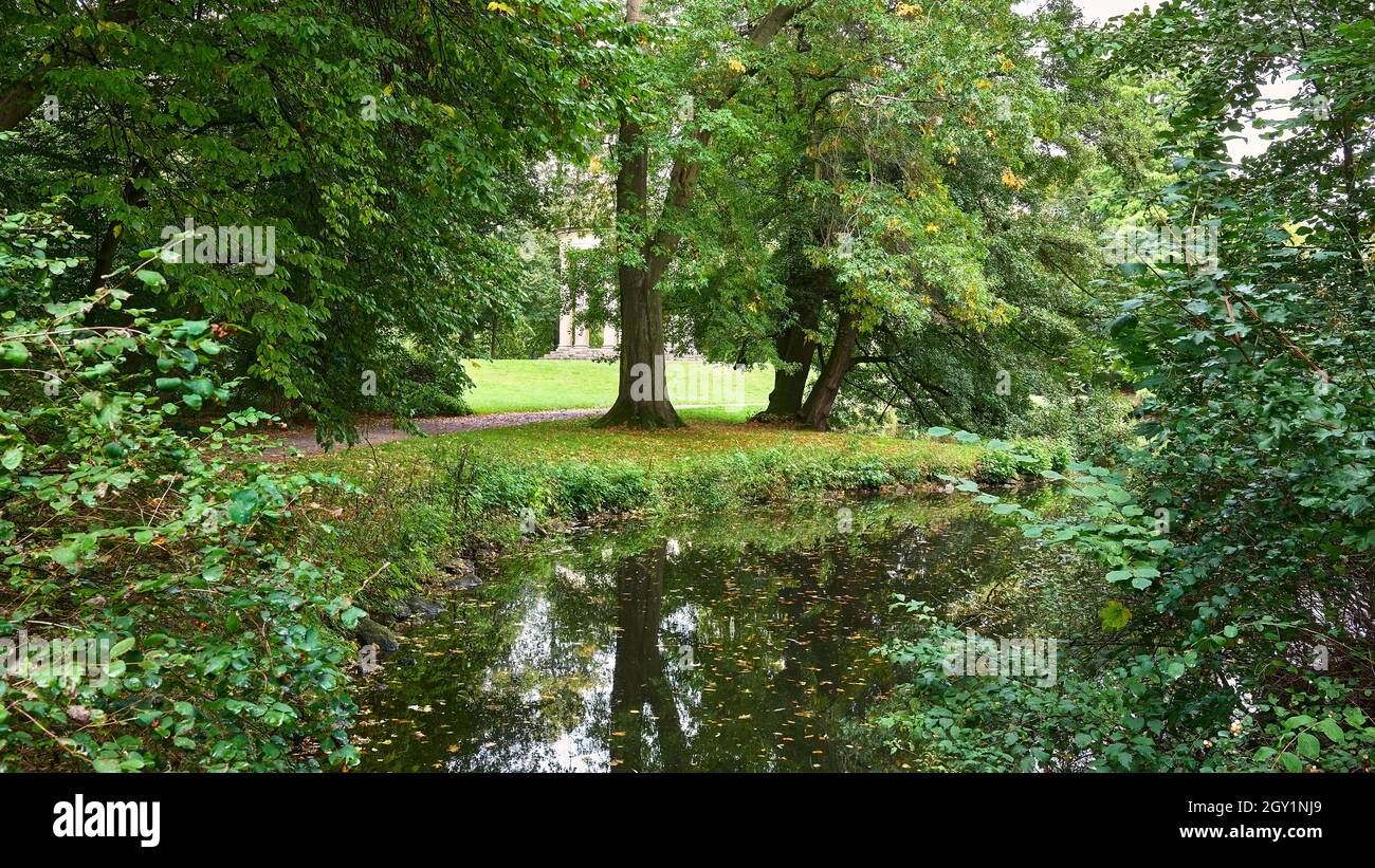 Teich und alte Bäume im Herbst in Herrenhausen, Hannover