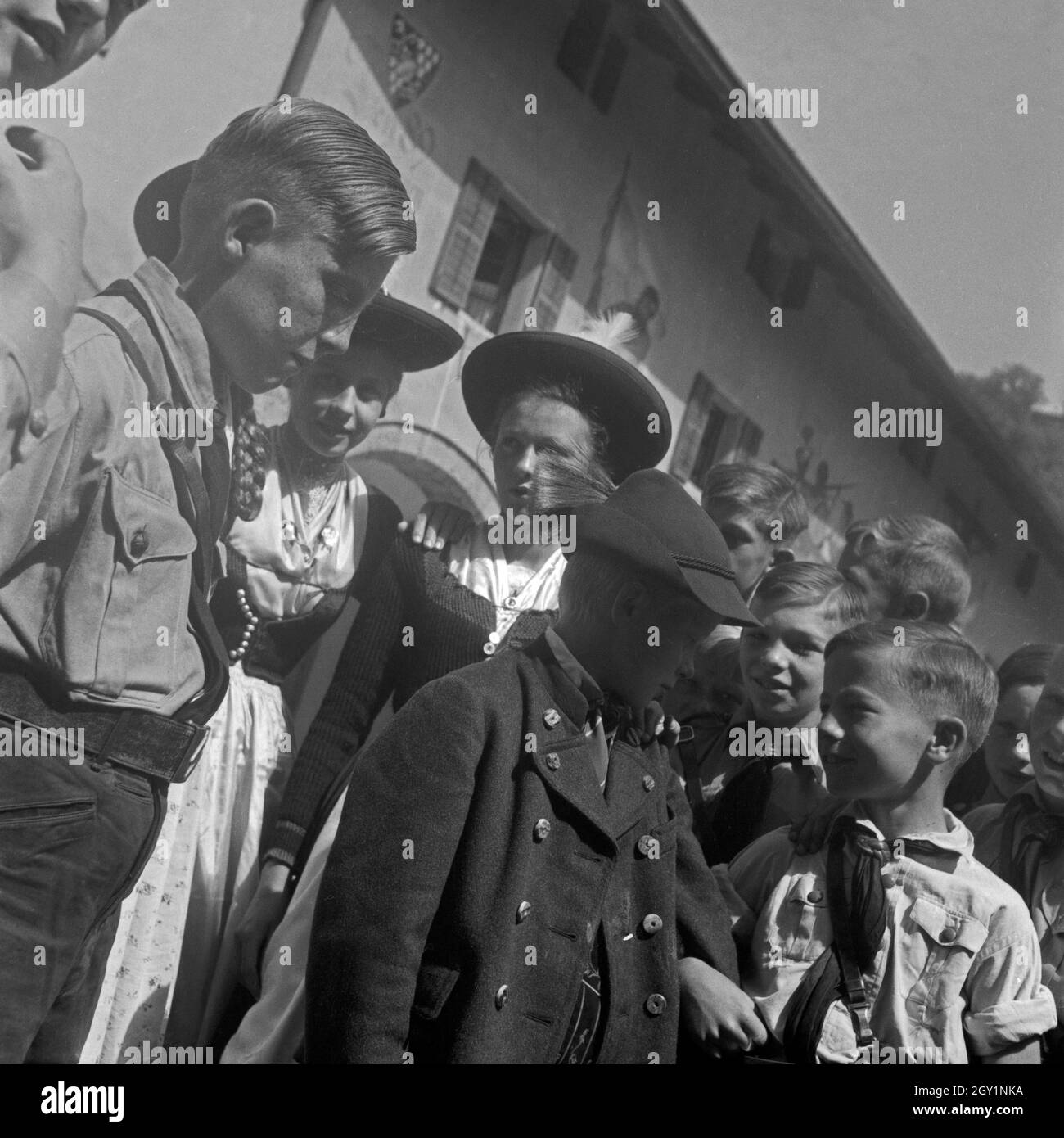 Jungen aus der Hitlerjugend und Kinder aus Berchtesgaden treffen aufeinander, 1930er Jahre. Boys form the Hitler youth and kids from Berchtesgaden meet each other, 1930s. Stock Photo
