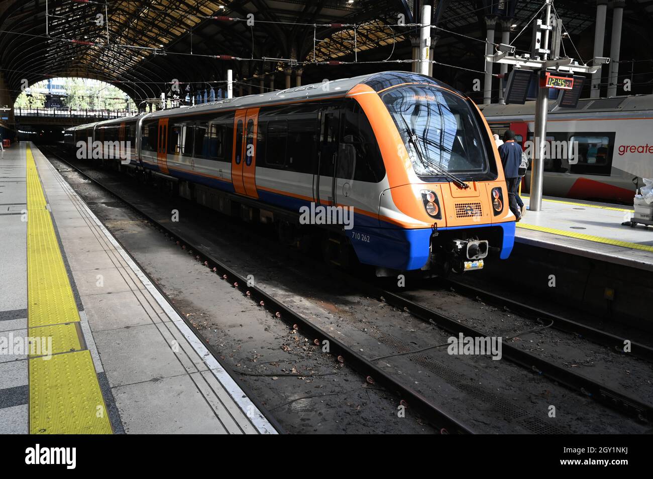 Station platforms of London Liverpool street station Stock Photo - Alamy