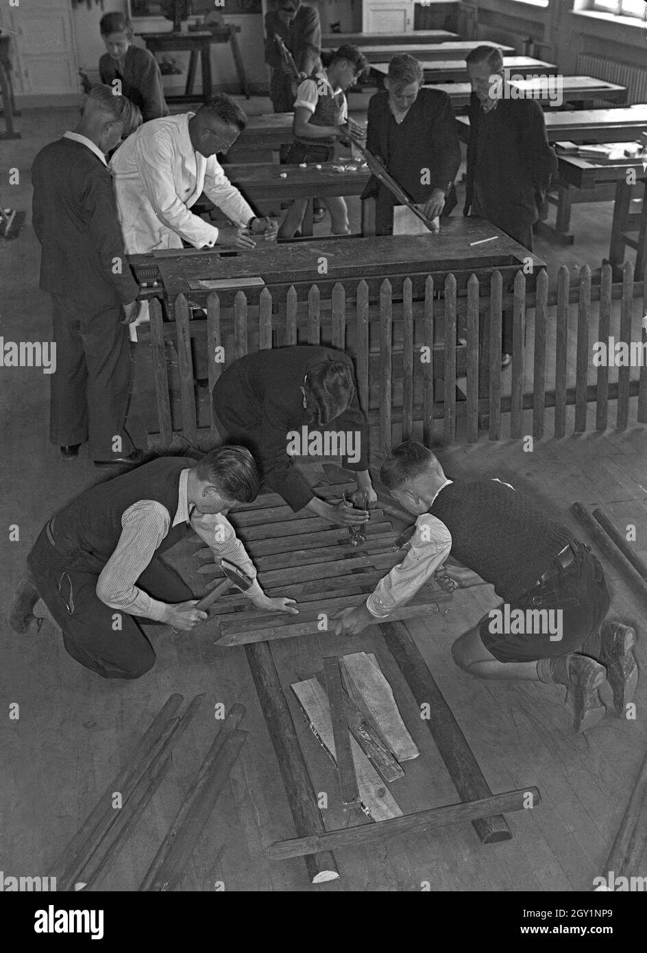 Auszubildende bauen in der Berufsschule einen Gartenzaun, Deutschland 1930er Jahre. Apprentices constructing a fence at their vocational school, Germany 1930s. Stock Photo