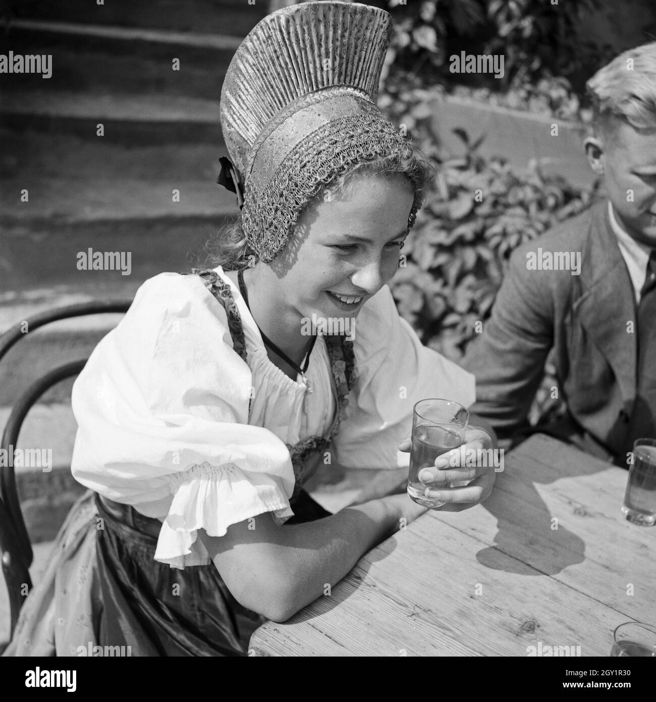 Frau in der tracht der hi-res stock photography and images - Alamy