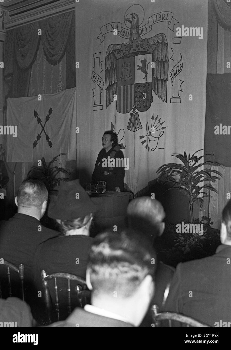 Deutsche Diplomaten bei einem Empfang in der spanischen Botschaft in Berlin, Deutschland 1940er Jahre. German diplomats at a recreption at the Spanish embassy in Berlin, Germany 1940s. Stock Photo