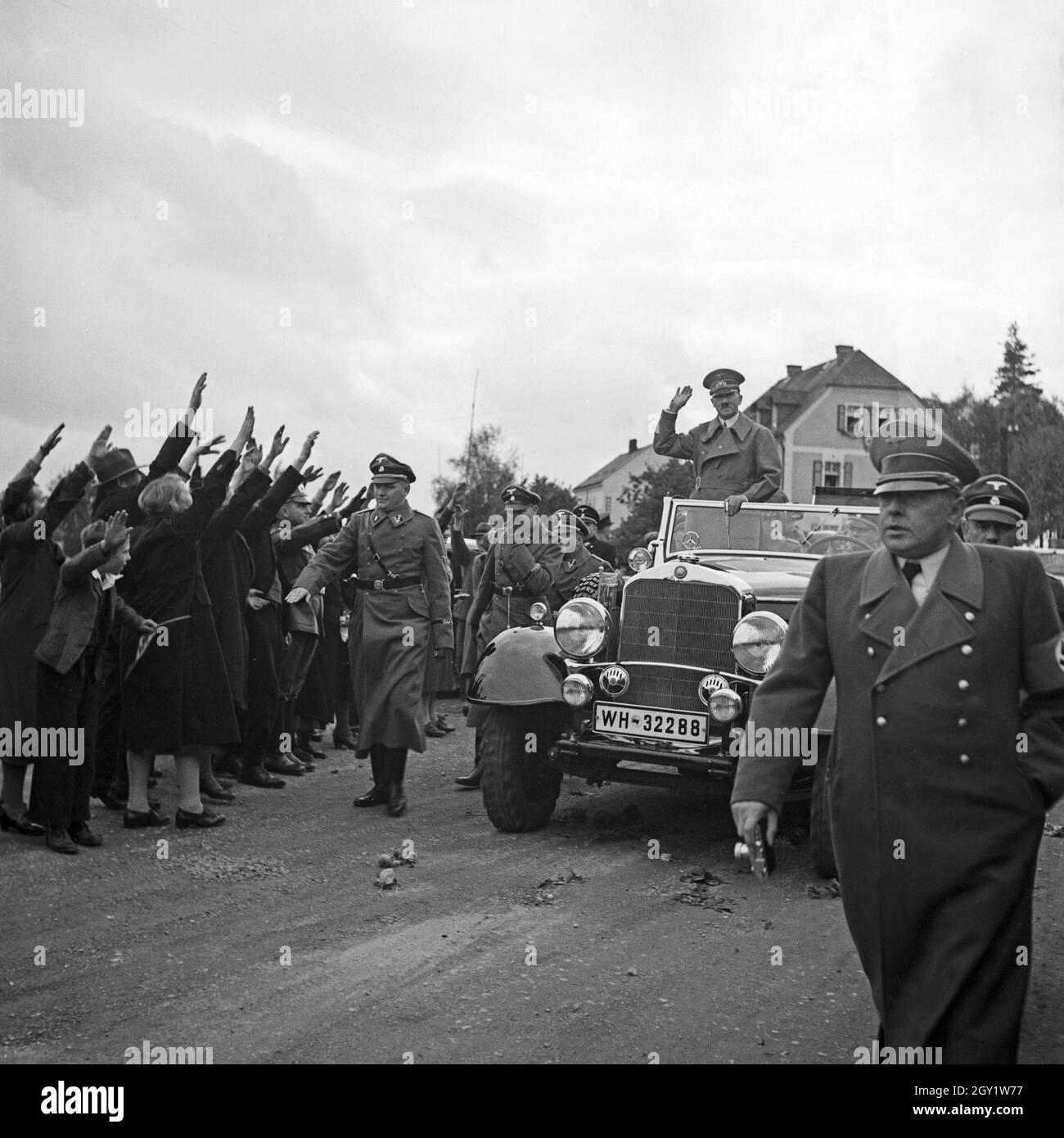 Führer und Reichskanzler Adolf Hitler bei seinem Besuch in Asch im Sudetenland, Deutschland 1930er Jahre. Fuehrer and chancellor Adolf Hitler visiting the city of Asch in Sudetenland county, Germany 1930s. Stock Photo