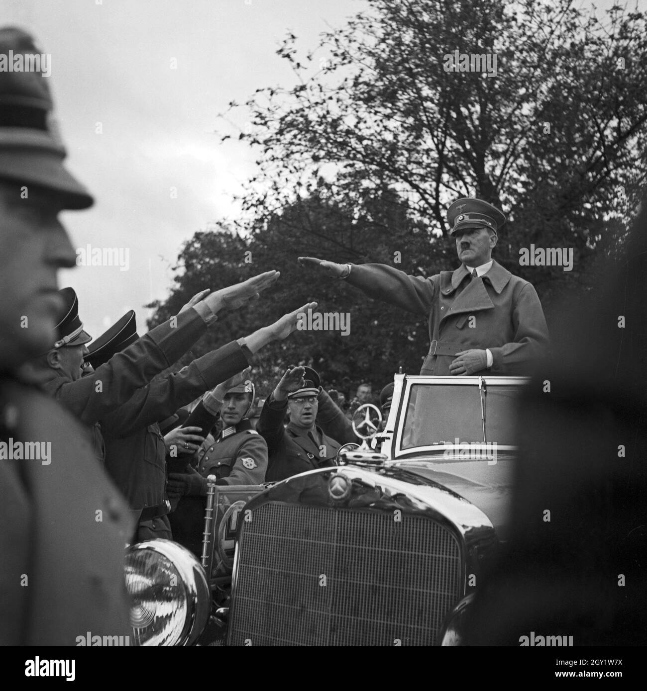 Führer und Reichskanzler Adolf Hitler bei seinem Besuch in Asch im Sudetenland, Deutschland 1930er Jahre. Fuehrer and chancellor Adolf Hitler visiting the city of Asch in Sudetenland county, Germany 1930s. Stock Photo