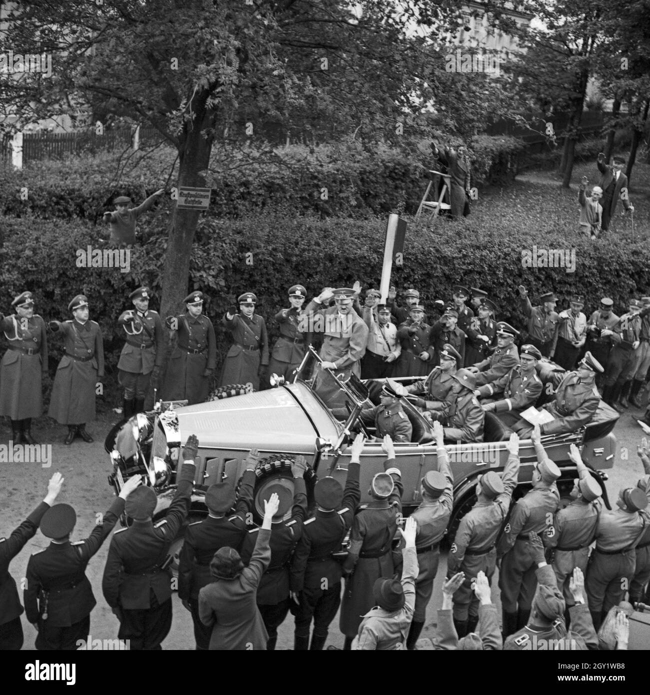 Führer und Reichskanzler Adolf Hitler bei seinem Besuch in Asch im Sudetenland, Deutschland 1930er Jahre. Fuehrer and chancellor Adolf Hitler visiting the city of Asch in Sudetenland county, Germany 1930s. Stock Photo