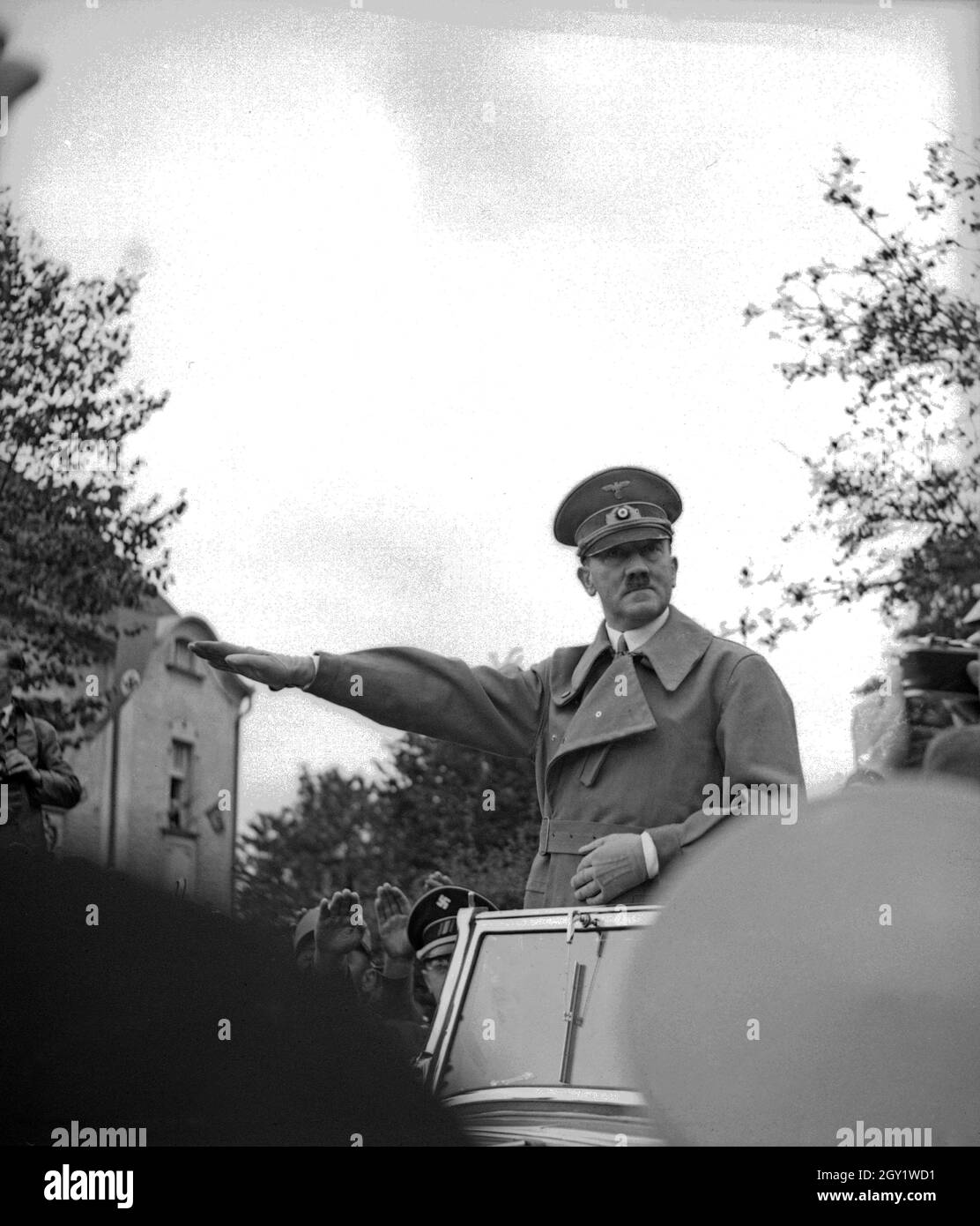 Führer und Reichskanzler Adolf Hitler bei seinem Besuch in Asch im Sudetenland, Deutschland 1930er Jahre. Fuehrer and chancellor Adolf Hitler visiting the city of Asch in Sudetenland county, Germany 1930s. Stock Photo