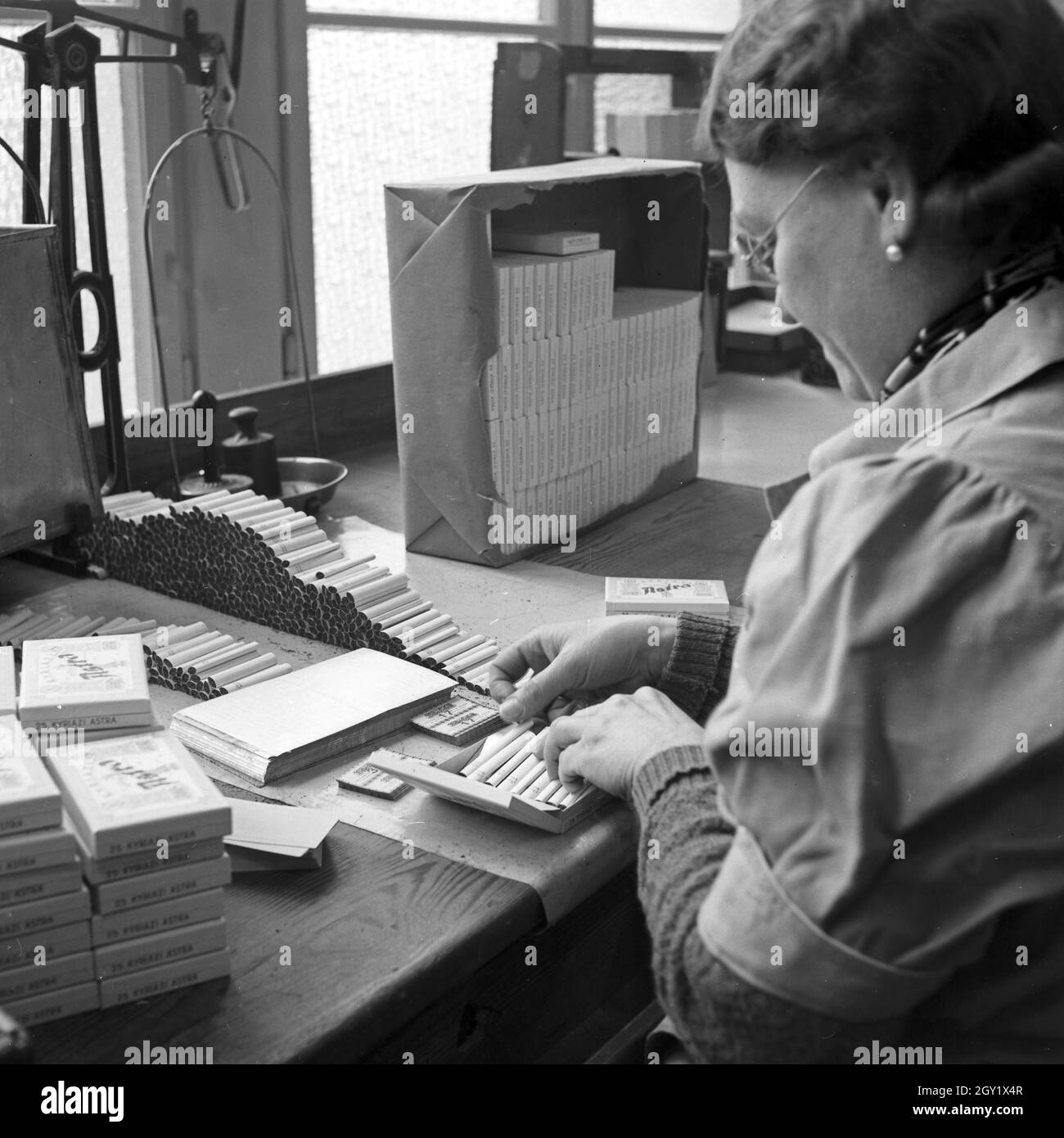 Arbeitsalltag In Der Zigarettenfabrik, Hier Beim Zigarettenrollen,  Deutschland 1930Er Jahre. Working Day At A Cigarette Factory, Here: Woman  Rolling Cigarettes, Germany 1930S Stock Photo - Alamy