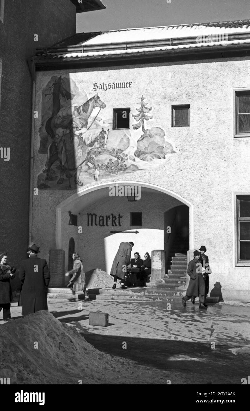 Unterwegs im Berchtesgadener Land, hier: Durchgang zum Markt, Deutschland 1940er Jahre. Around Berchtesgaden, here: passage to the market, Germany 1940s. Stock Photo