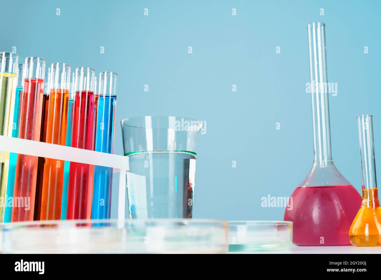 two liquid polymers in measuring cups added together gives chemical a  reaction Stock Photo - Alamy