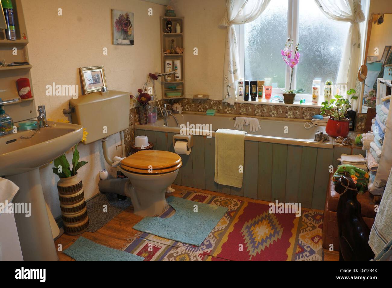 Bath in sink 1970s hi-res stock photography and images - Alamy