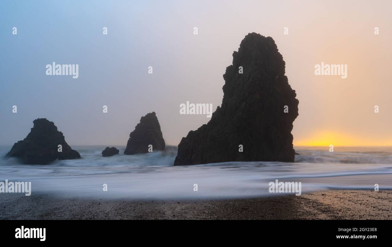 San Fran Rodeo Beach Rodeo Beach in San Francisco, Bay Area, sunrise, summer weather Stock ...