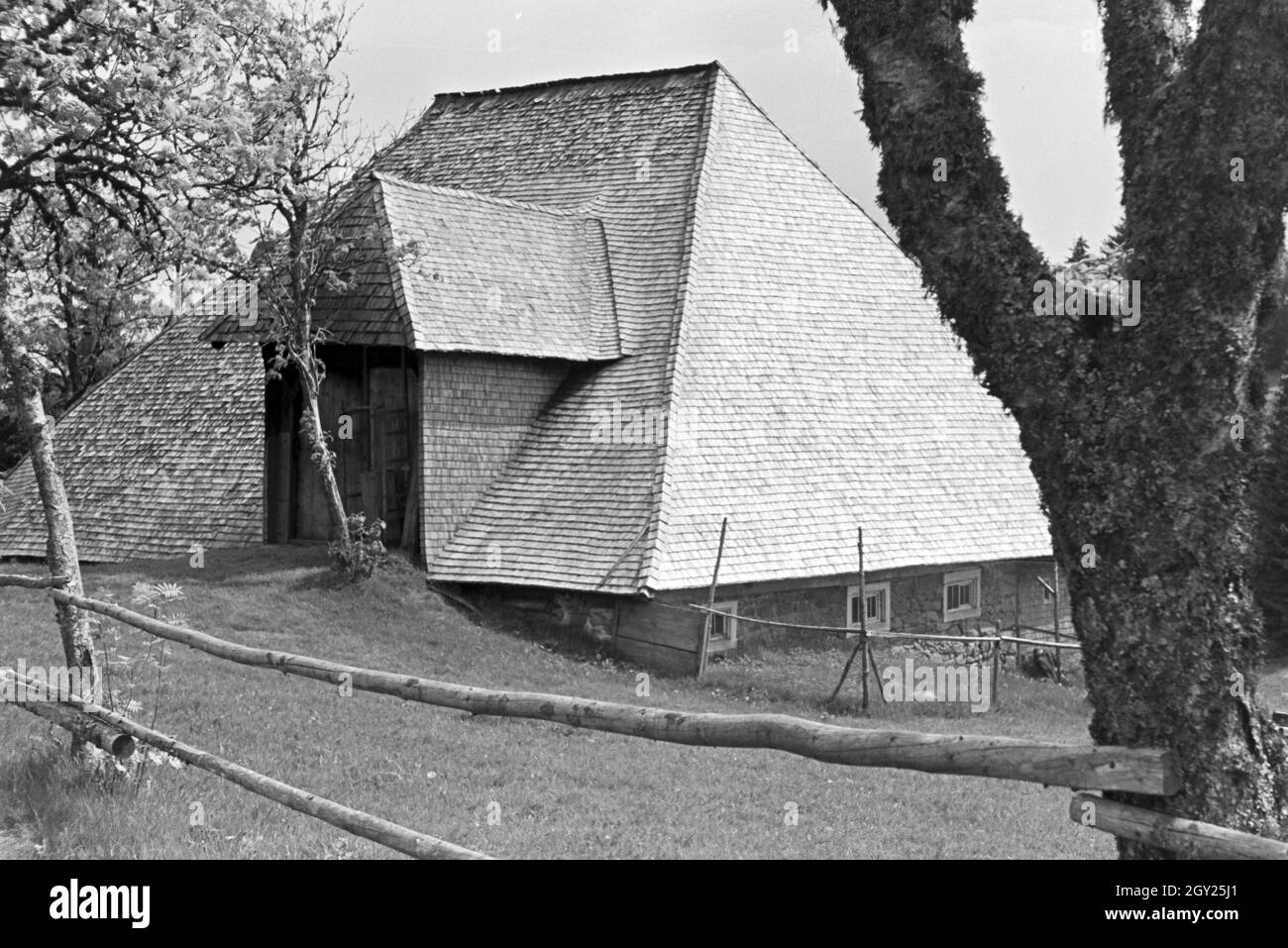 Sehr altes Haus im Schwarzwald auf dem Berg Brend, Deutschland 1930er Jahre. Very old house in the Black Forest on the mountain Brend, Germany 1930s. Stock Photo