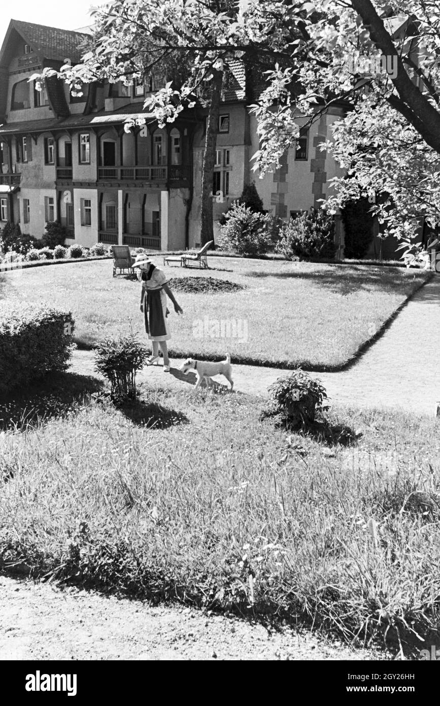 Entspannung im sonnigen Garten, Freudenstadt, Deutschland 1930er Jahre. Relaxation in the sunny garden, Freudenstadt, Germany 1930s. Stock Photo