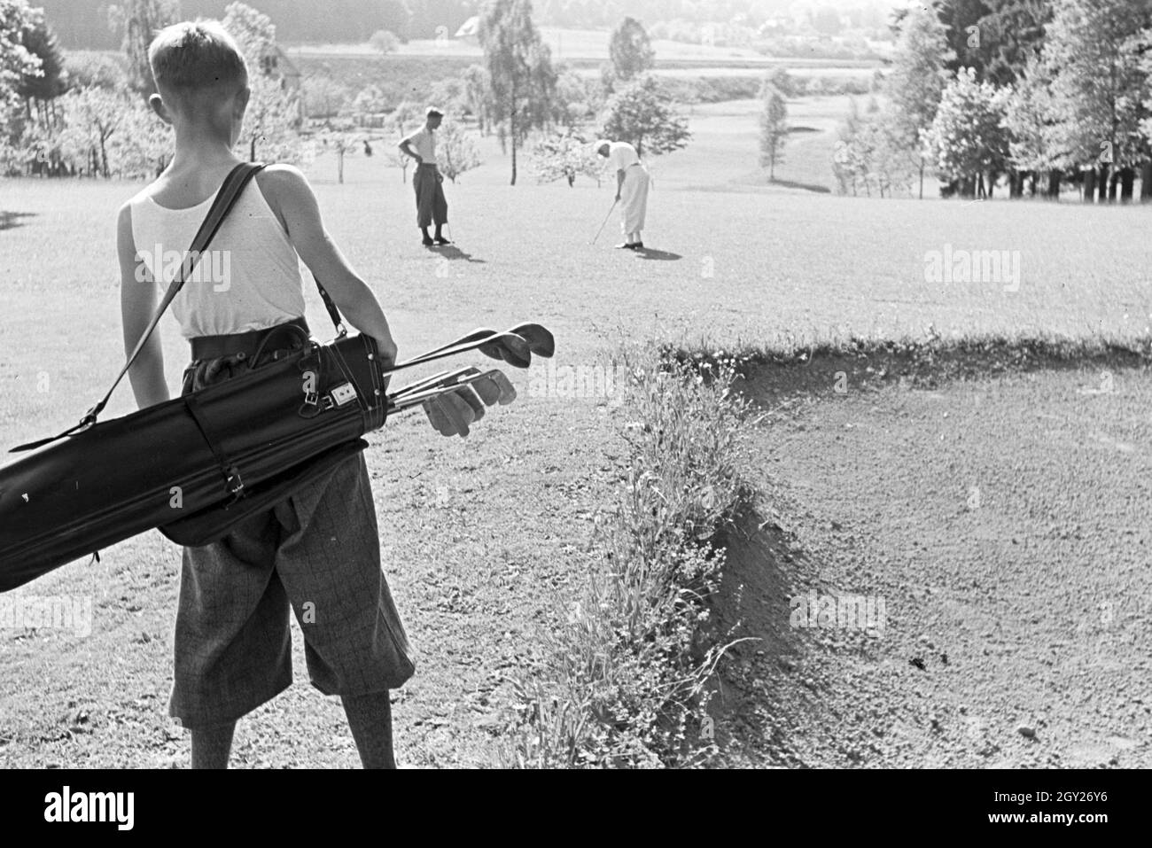 Tennisspieler bei einer Partie auf dem Spielfeld und ihr Publikum