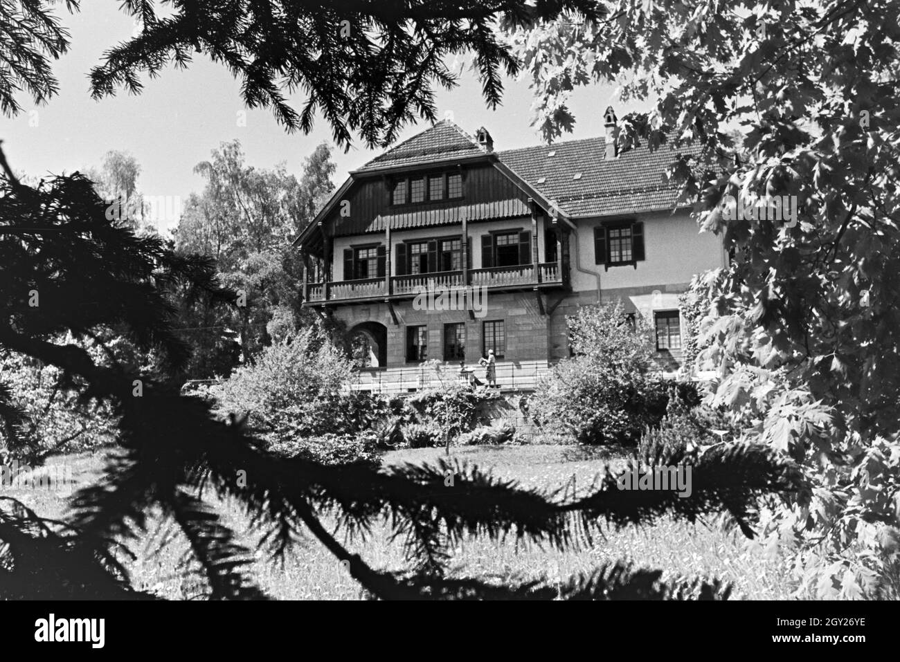 Entspannung im sonnigen Garten, Freudenstadt, Deutschland 1930er Jahre. Relaxation in the sunny garden, Freudenstadt, Germany 1930s. Stock Photo