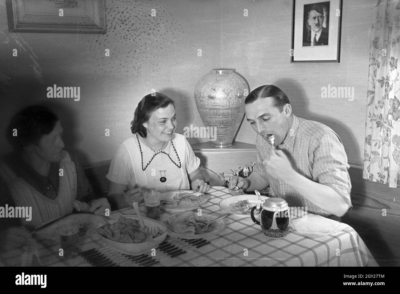Der Autorennfahrer Hermann Lang beim Essen mit seiner Familie, Deutschland 1930er Jahre. The racing driver Hermann Lang having lunch with his family, Germany 1930s. Stock Photo