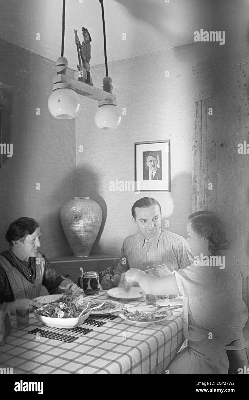 Der Autorennfahrer Hermann Lang beim Essen mit seiner Familie, Deutschland 1930er Jahre. The racing driver Hermann Lang having lunch with his family, Germany 1930s. Stock Photo