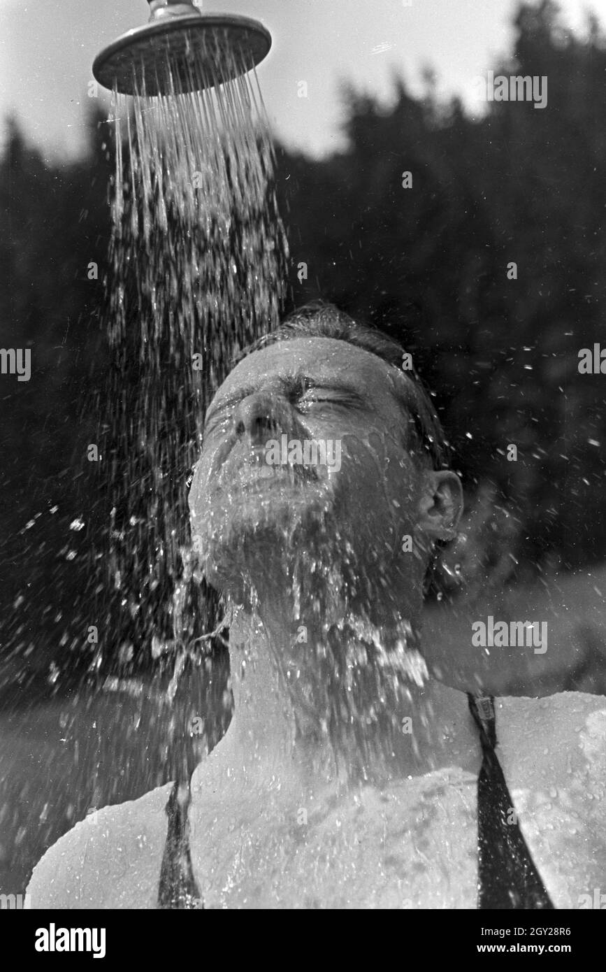 Im Freibad An Einem Heißen Sommertag Deutschland 1930er Jahre In The Open Air Swimming Pool On 4072