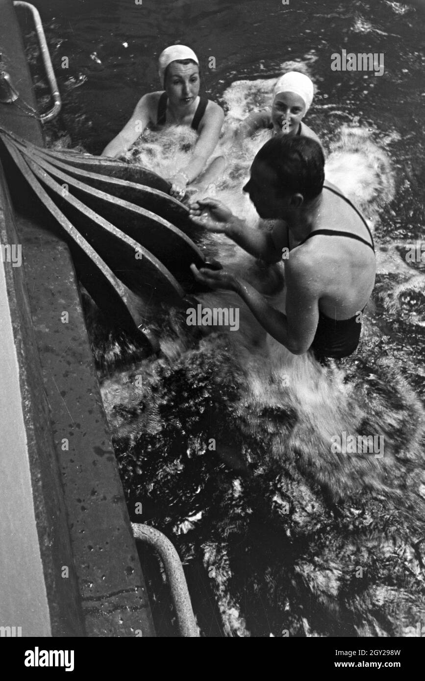 freibad sexy Im Freibad an einem heißen Sommertag, Deutschland 1930er Jahre. In the  open-air swimming pool on a hot summer day, Germany 1930s Stock Photo -  Alamy