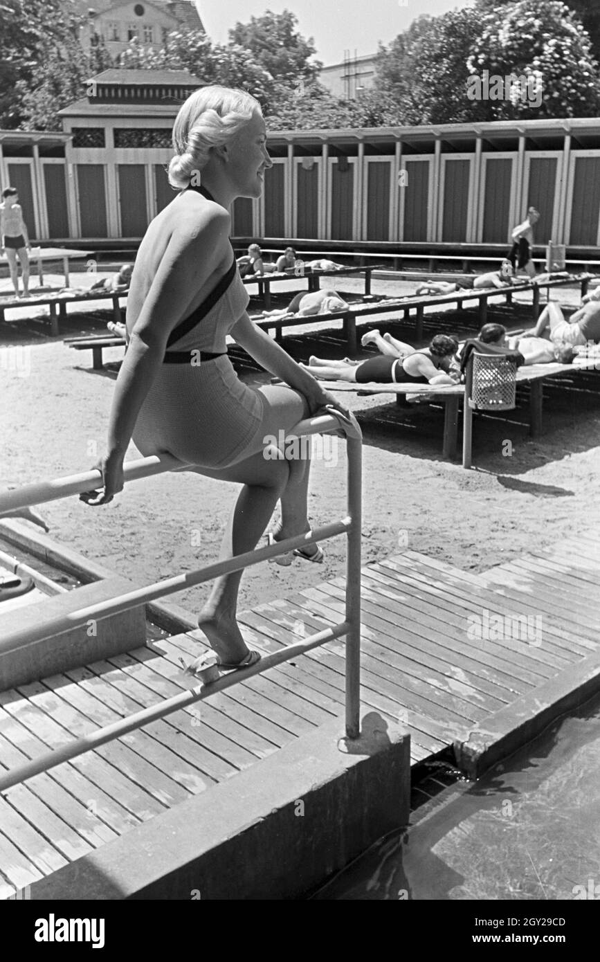 In einem Stuttgarter Schwimmbad, Deutschland 1930er Jahre. In a public