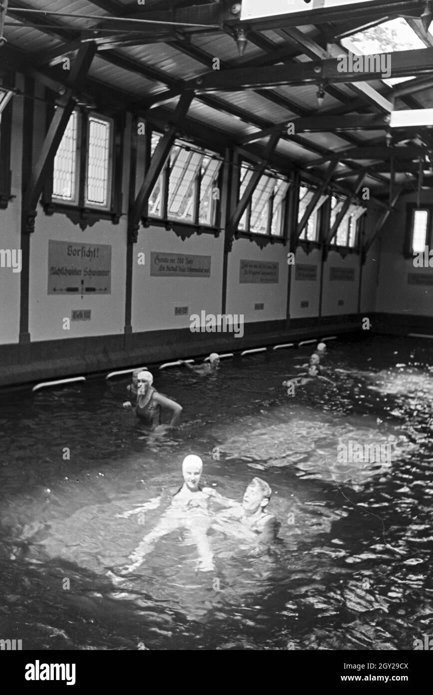 In einem Stuttgarter Schwimmbad, Deutschland 1930er Jahre. In a public
